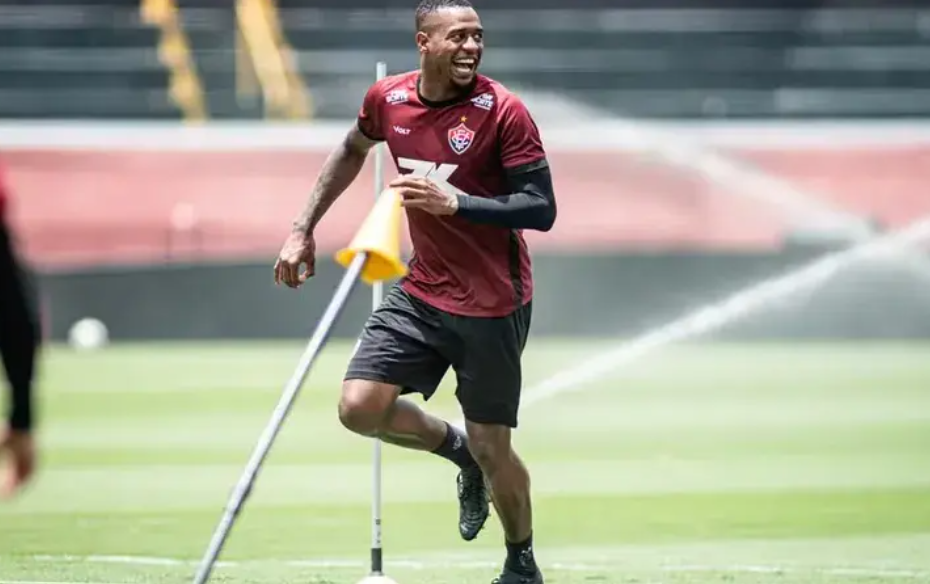 Dudu volta a trabalhar no campo e se aproxima de retorno pelo Vitória